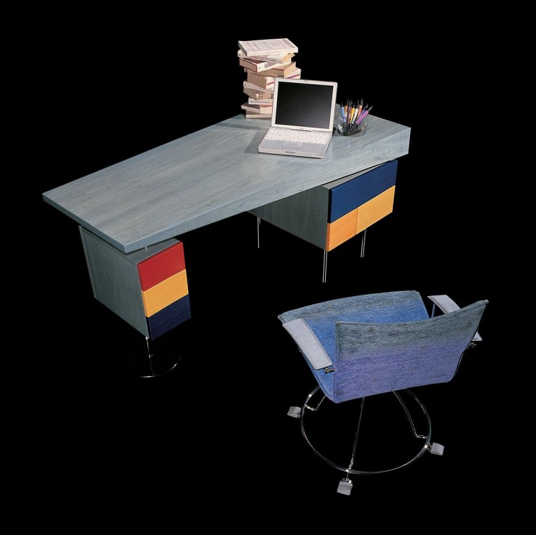 Стол с ассиметричной столешницей и разноцветными боковыми тумбам