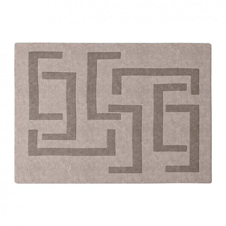 Бежевый ковер с геометрическим орнаментом