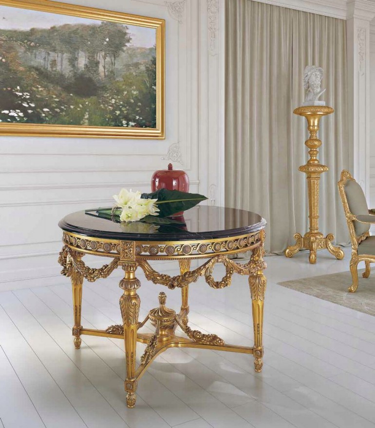 Мраморный стол цвета мокко на позолоченном основании с гирляндам
