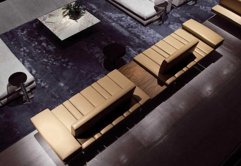 Кожаный диван карамельного оттенка с центральным столиком