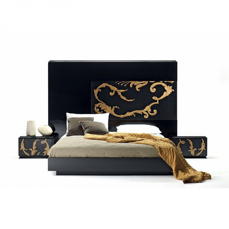 Черная кровать с золотистой росписью в изголовье