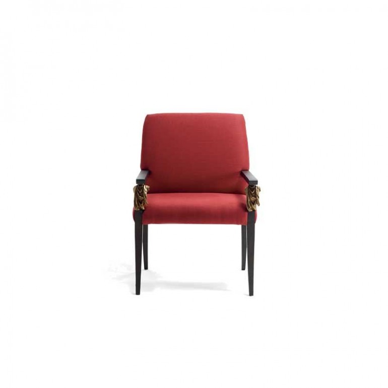 Красный стул с бронзовыми драпировками