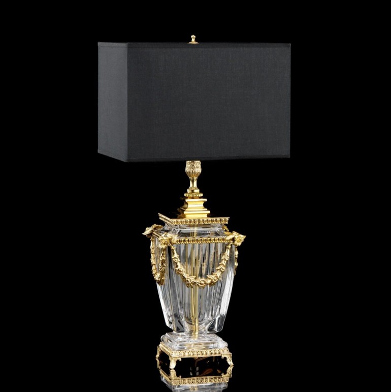 Лампа с опорой в форме декорированного стеклянного кубка