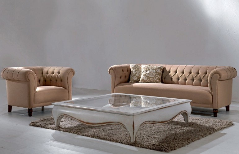 Светло-коричневый четырехместный диван, декорированный каретной 