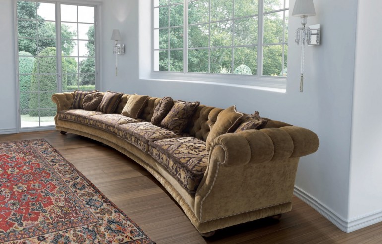 Большой закругленный четырехместный диван в комбинированной свет