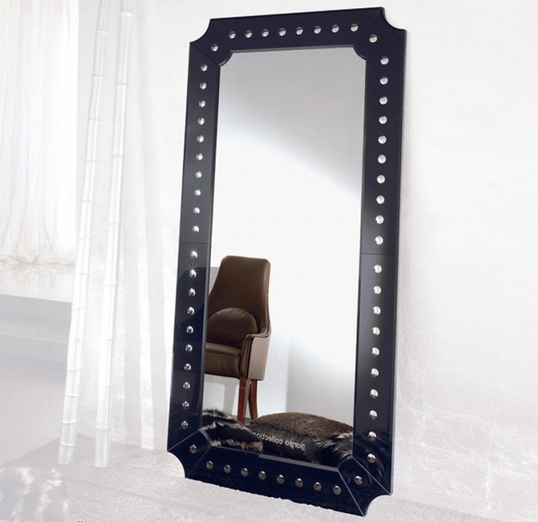 Зеркало в декорированной черной раме с фигурными углами