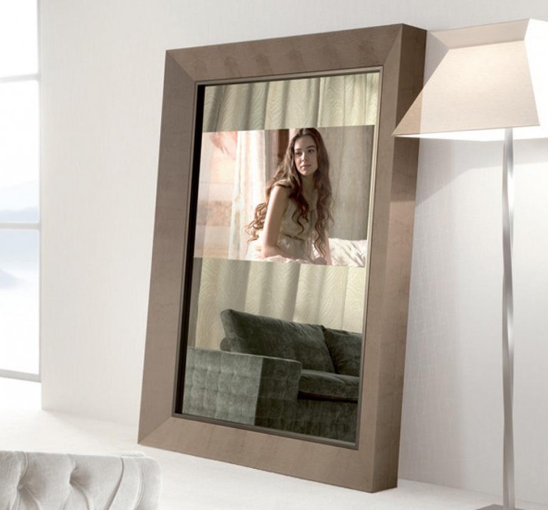 Напольное зеркало в бежевой кожаной раме со встроенным телевизор