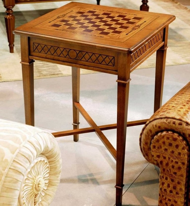 Компактный игральный столик с шахматной интарсией на столешнице
