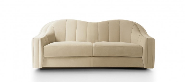 Дизайнерский диван кремового оттенка с фигурной спинкой