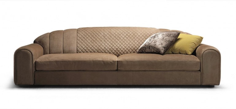 Светло-коричневый кожаный диван с декорированной спинкой