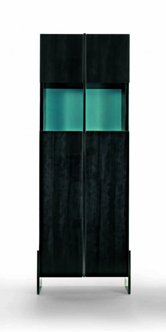 Черный шкаф с застекленными дверками и бирюзовой задней стенкой