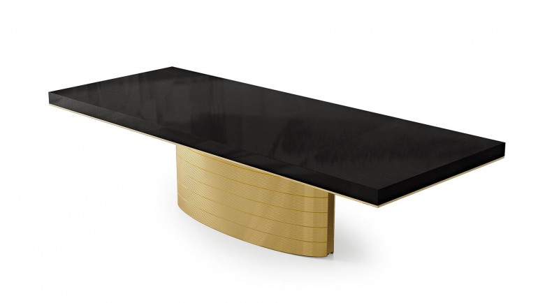 Полированный черный стол на позолоченном основании