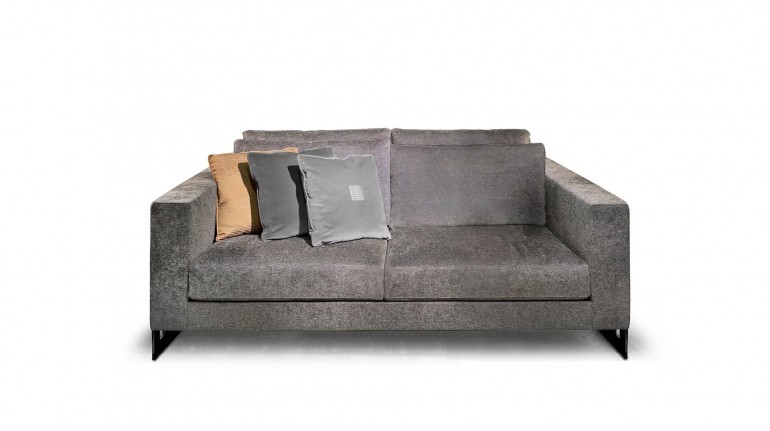 Серый диван с 4 подушками на спинке