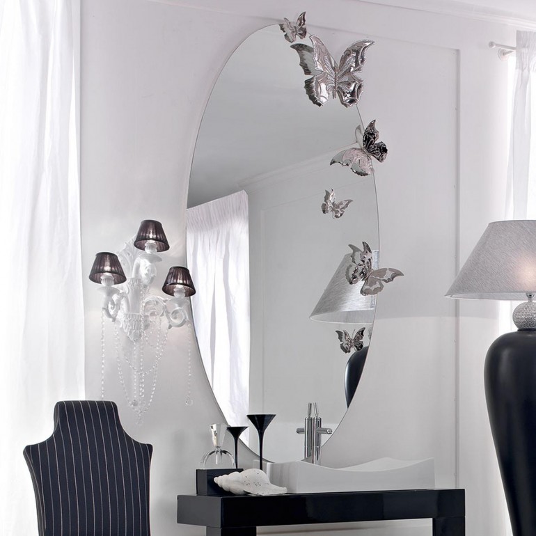 Овальное зеркало с серебристыми бабочками