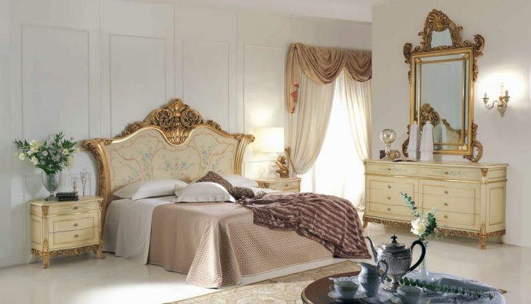 Спальня кремового оттенка с цветочной росписью и позолоченной ре
