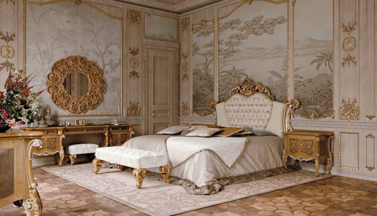 Декорированная спальня кремового оттенка с камином и встроенными