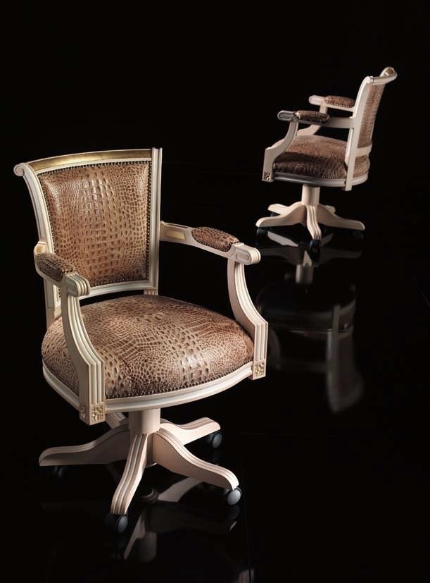Кабинетное кресло в обивке коричневой тисненой кожей
