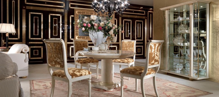 Белая столовая с золотистыми бархатными стульями