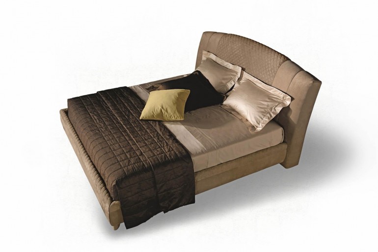 Темно-бежевая замшевая кровать с геометрическим стеганым орнамен