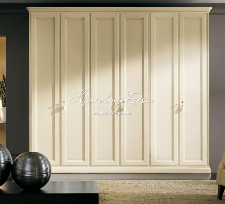 Встроенный гардеробный шкаф с филенчатыми дверями