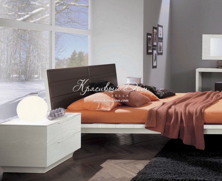Спальня с белоснежной  корпусной мебелью