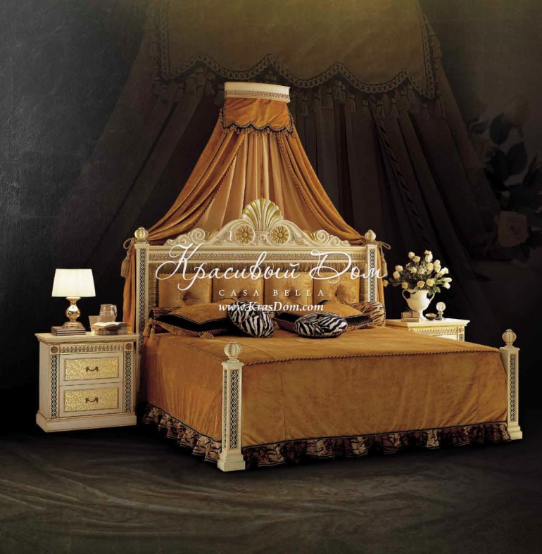 Двуспальная кровать с настенным балдахином из светлого текстиля.
