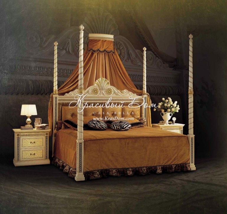 Двуспальная кровать с настенным балдахином и резными колоннами.