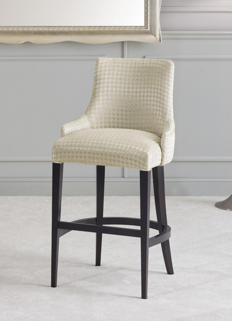 Мягкий стул в текстильной обивке с орнаментом