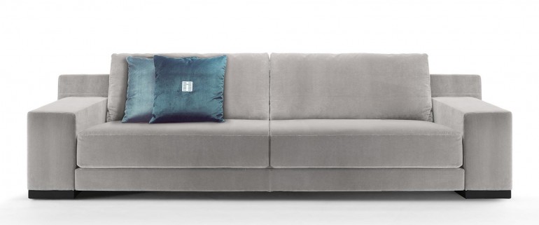 Светло-серый диван со съемными подушками и широкими подлокотника