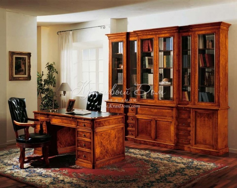 Классический кабинет с большим книжным шкафом