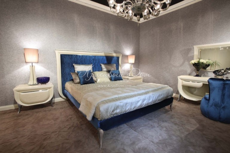 Спальня с мебелью с голубой бархатной обивкой