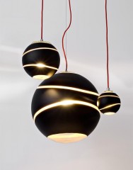 Люстра с шарообразным плафоном в отделке черным лаком и позолотой - terz/018