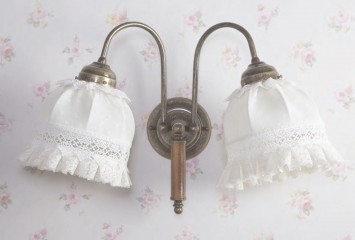 Бра с двумя белыми плафонами, украшенными кружевными оборками - jag/292