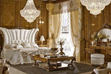 Спальня с деревянной мебелью, обильно украшенной резными вставками - aar/035