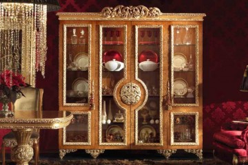 Трехсекционная витрина орехового оттенка с позолоченной скульптурной резьбой - aar/237