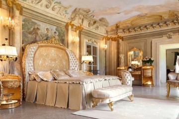 Двуспальная кровать с большим сегментированным изголовьем, оформленным резной окантовкой - soc/053