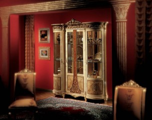 Бежевая трехдверная витрина, украшенная интарсией - soc/115