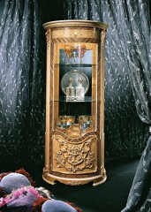 Овальная витрина светло-орехового оттенка с позолоченной рельефной резьбой - soc/216