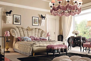 Спальня с двуспальной кроватью и розовым стулом и банкеткой - alm/300