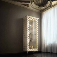 Светлая витрина с объемным геометрическим орнаментом - acl/005