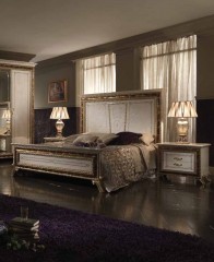 Белая двуспальная кровать с высоким жестким изголовьем и изножьем, украшенная позолотой - acl/097