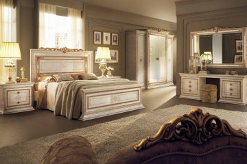Светлая классическая спальня с позолоченным античным орнаментом - acl/115