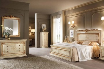 Светлая двуспальная кровать с позолоченным античным орнаментом - acl/107