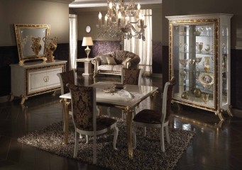 Светлая столовая с квадратным обеденным столом, буфетом и витриной - acl/161