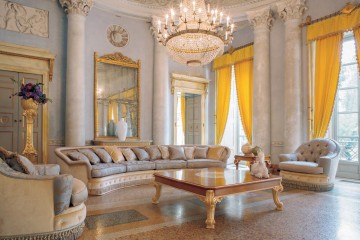 Гостиная в голубых и бежевых тонах с большим полукруглым диваном - mart/088