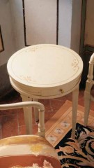 Белый круглый стол на трех ножках с выдвижным ящиком - amls/008
