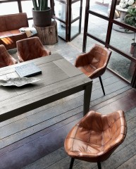 Коричневое кожаное кресло на высоких тонких ножках - dev/123