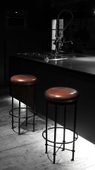 Высокий барный стул с круглым коричневым кожаным сиденьем - dev/208