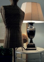 Лампа с плетеным бежевым абажуром на фигурном черном основании из керамики - pzg/402