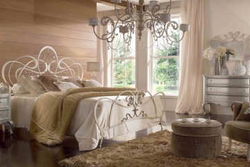 Спальня с серебристой корпусной мебелью и коричневым креслом - vto/036